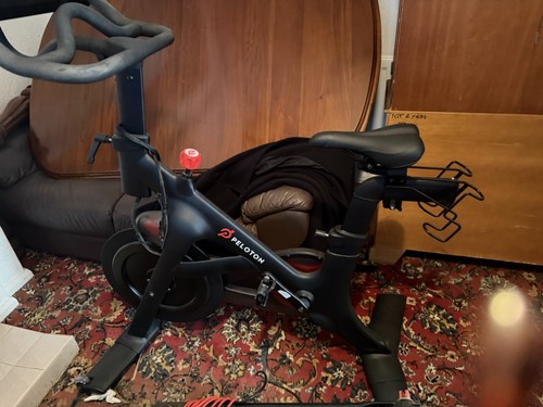 Peloton indoor cycling bike - peloton,